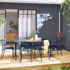 Metalen tuintafel + 6 stoelen, waarvan 2 met armleuning