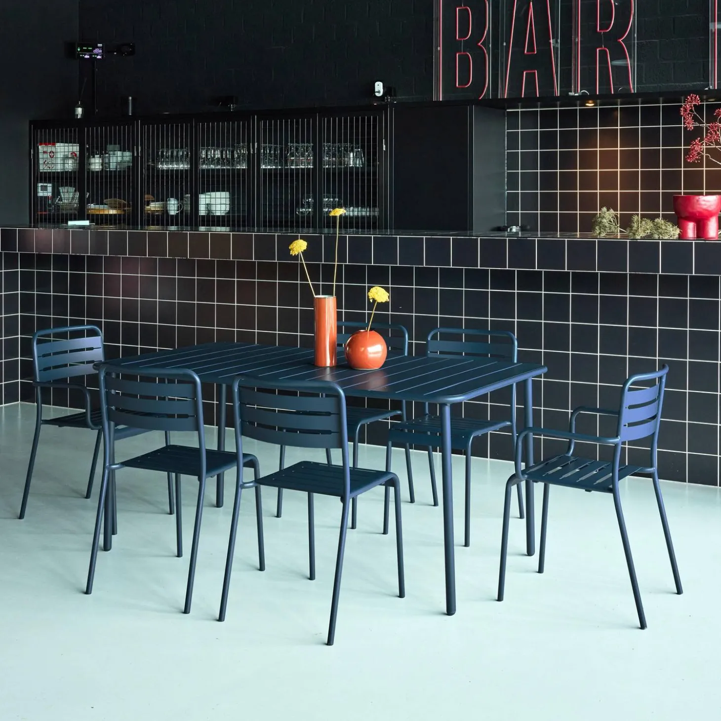 Metalen tuintafel + 6 stoelen, waarvan 2 met armleuning