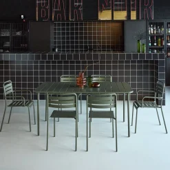 Metalen tuintafel + 6 stoelen, waarvan 2 met armleuning