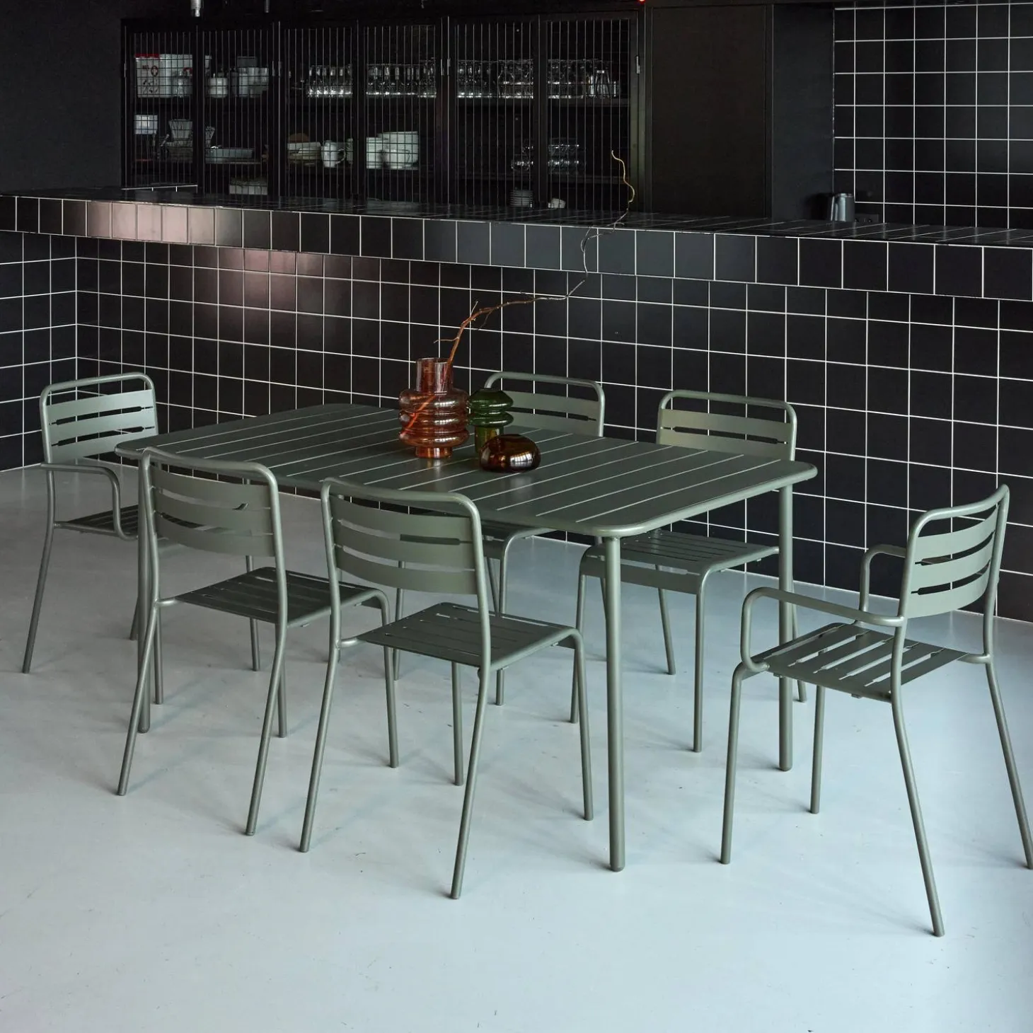 Metalen tuintafel + 6 stoelen, waarvan 2 met armleuning