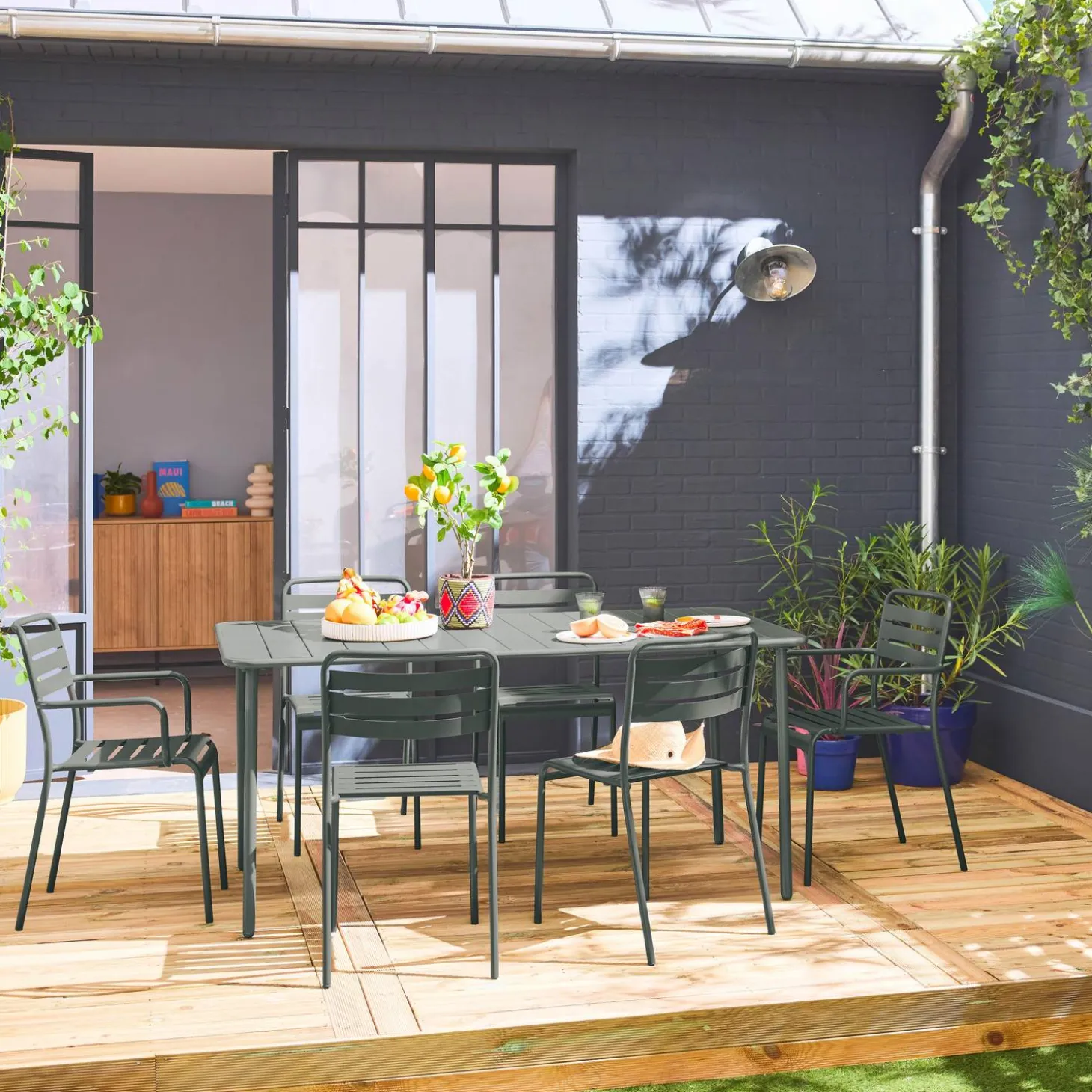 Metalen tuintafel + 6 stoelen, waarvan 2 met armleuning