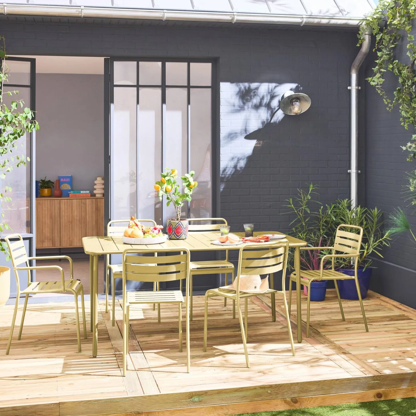 Metalen tuintafel + 6 stoelen, waarvan 2 met armleuning