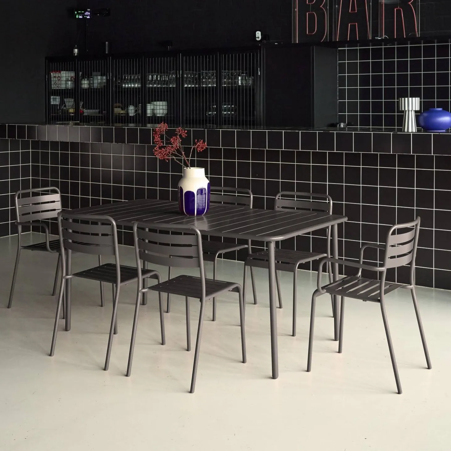 Metalen tuintafel + 6 stoelen, waarvan 2 met armleuning