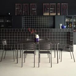 Metalen tuintafel + 6 stoelen, waarvan 2 met armleuning