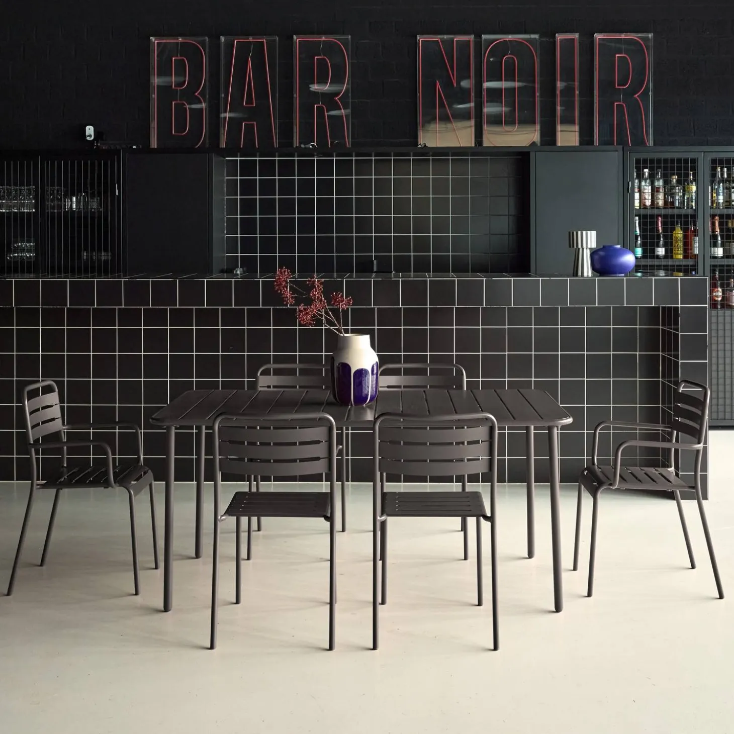 Metalen tuintafel + 6 stoelen, waarvan 2 met armleuning