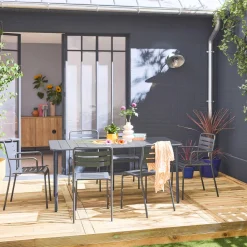 Metalen tuintafel + 6 stoelen, waarvan 2 met armleuning
