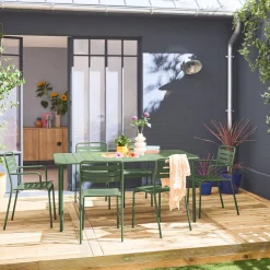 Metalen tuintafel + 6 stoelen, waarvan 2 met armleuning