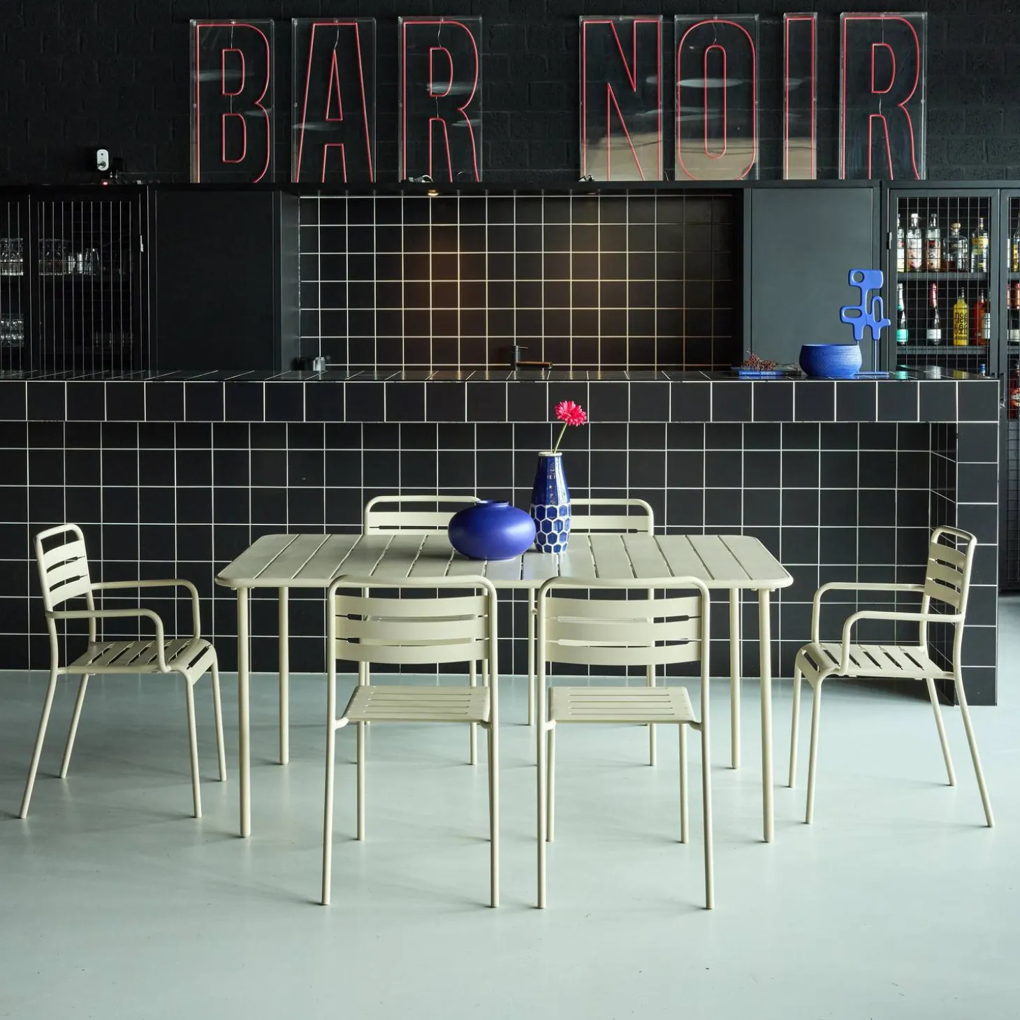 Metalen tuintafel + 6 stoelen, waarvan 2 met armleuning