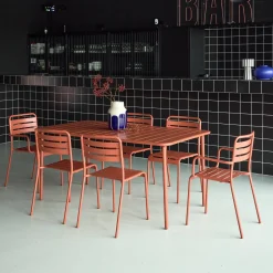 Metalen tuintafel + 6 stoelen, waarvan 2 met armleuning
