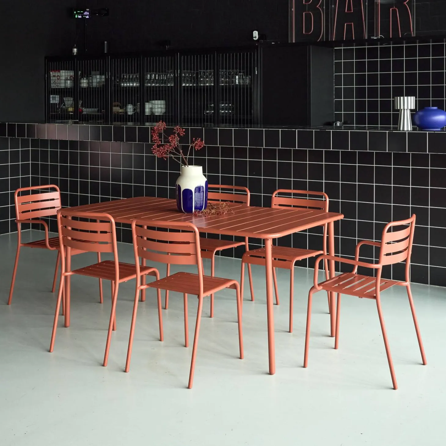 Metalen tuintafel + 6 stoelen, waarvan 2 met armleuning