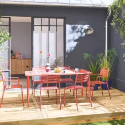 Metalen tuintafel + 6 stoelen, waarvan 2 met armleuning
