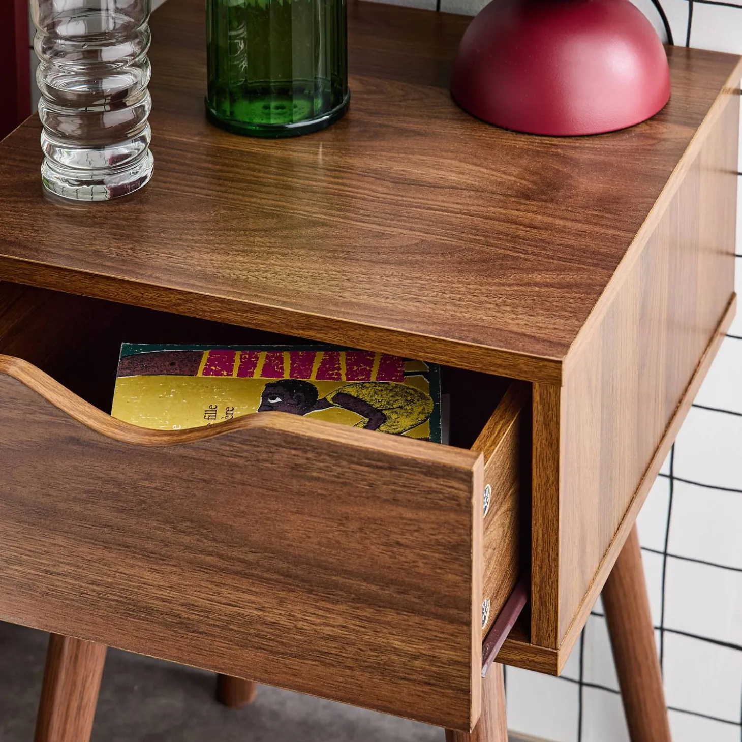 Nachtkastje in walnootkleurig hout, 1 lade