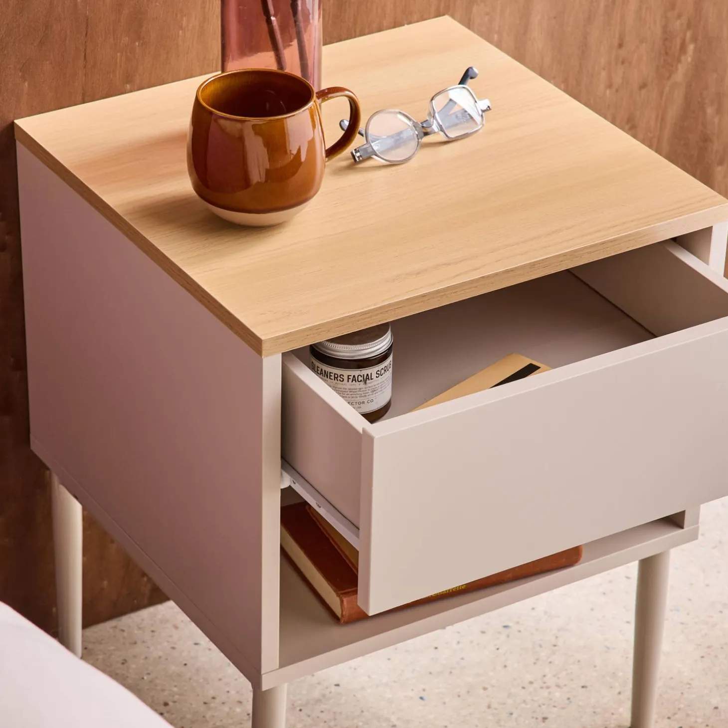 Nachtkastje met lade en nisje metaal en houtdecor