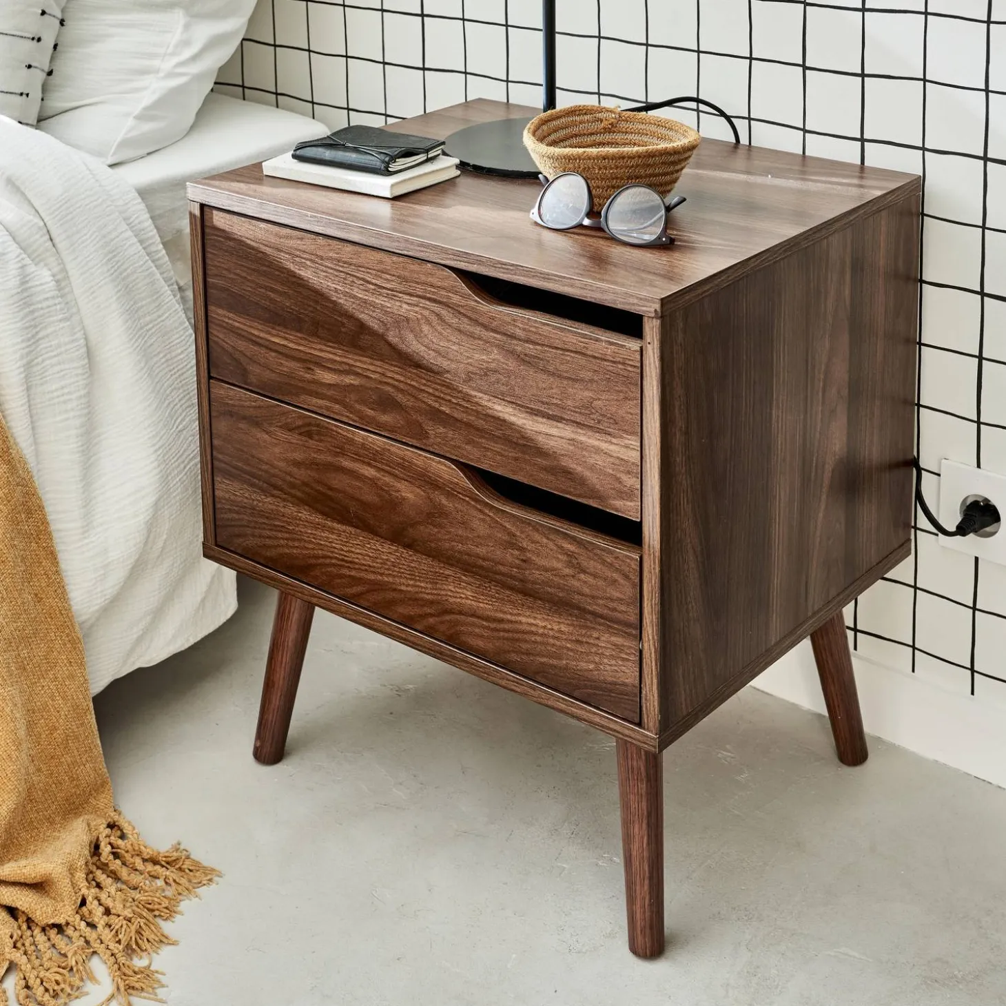 Nachtkastje, walnoot gebeitst houtdecor, 2 laden