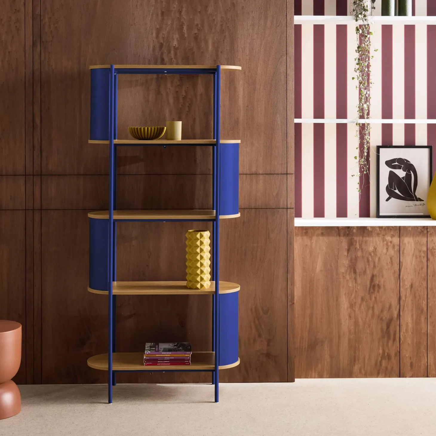 Open kast 5 niveaus gebogen metaal en houtdecor