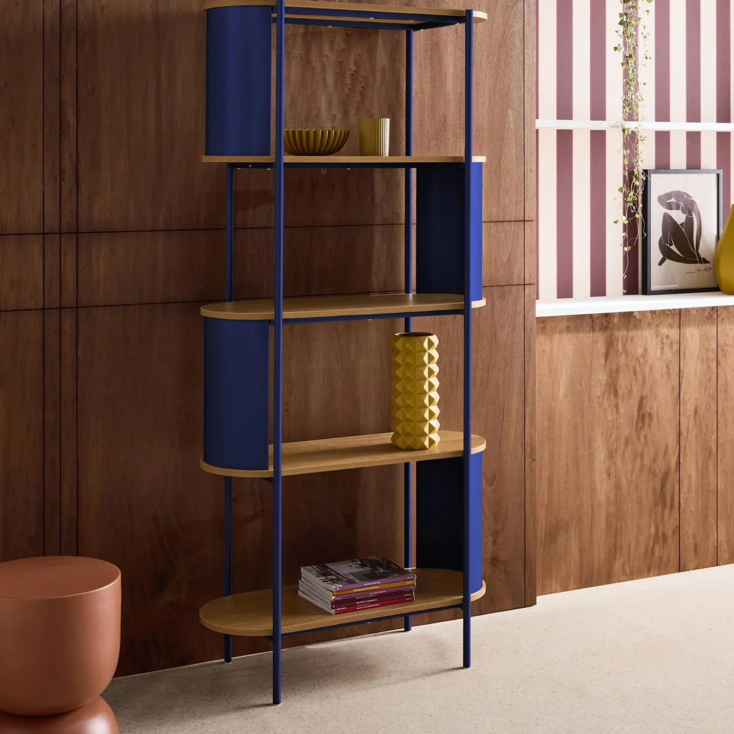 Open kast 5 niveaus gebogen metaal en houtdecor