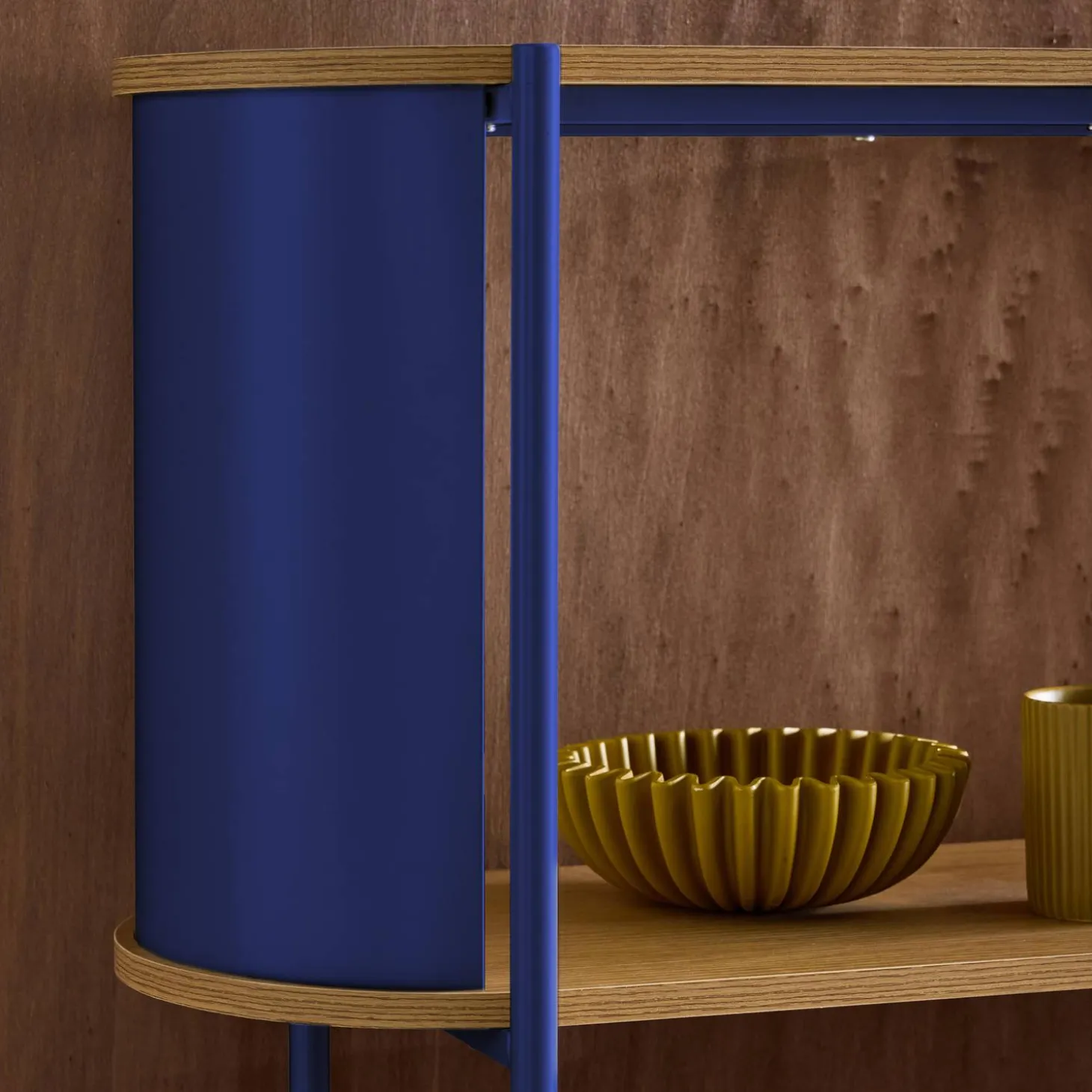 Open kast 5 niveaus gebogen metaal en houtdecor