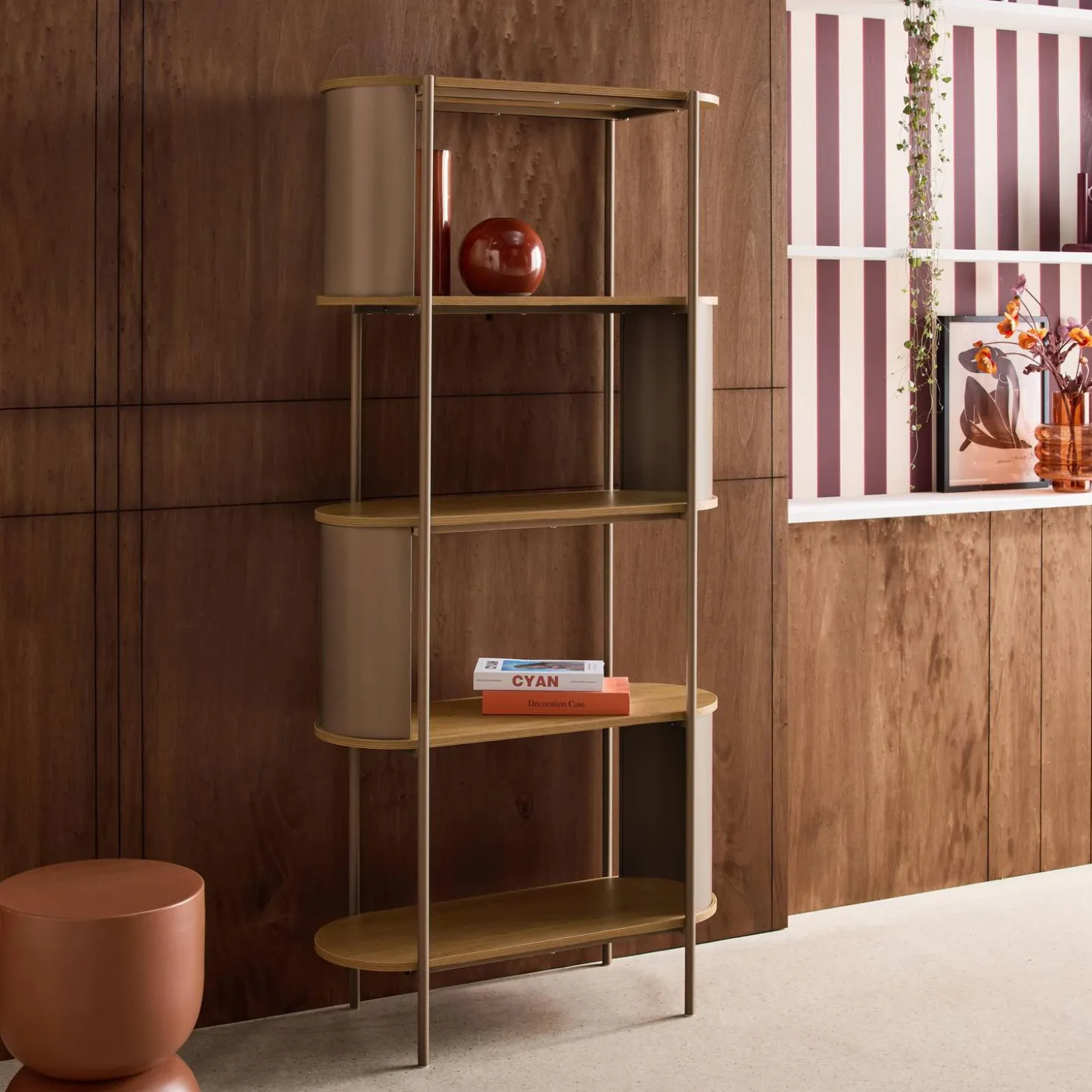 Open kast 5 niveaus gebogen metaal en houtdecor