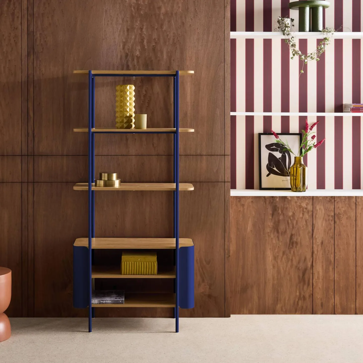 Open kast 6 niveaus gebogen metaal en houtdecor