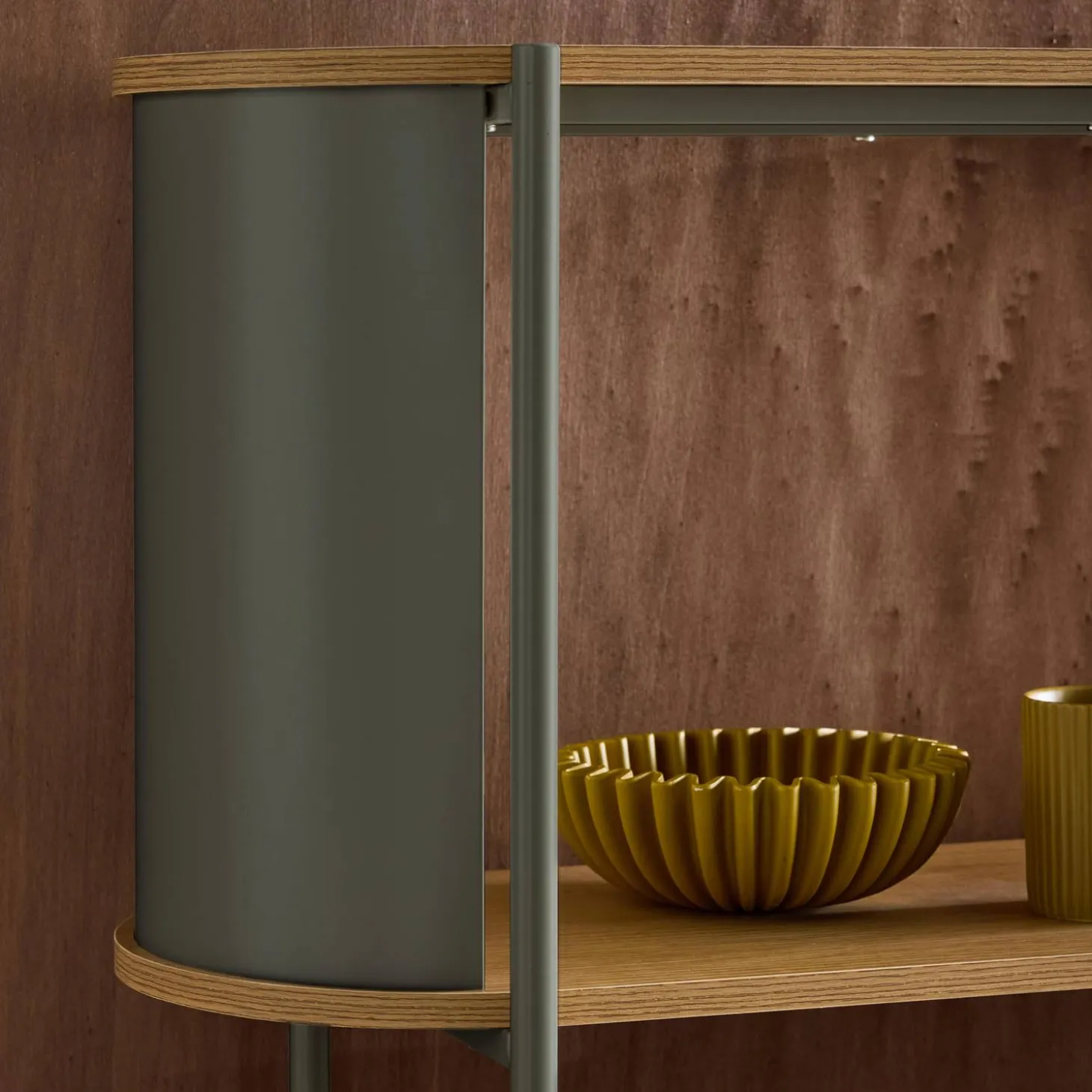 Open kast 5 niveaus gebogen metaal en houtdecor