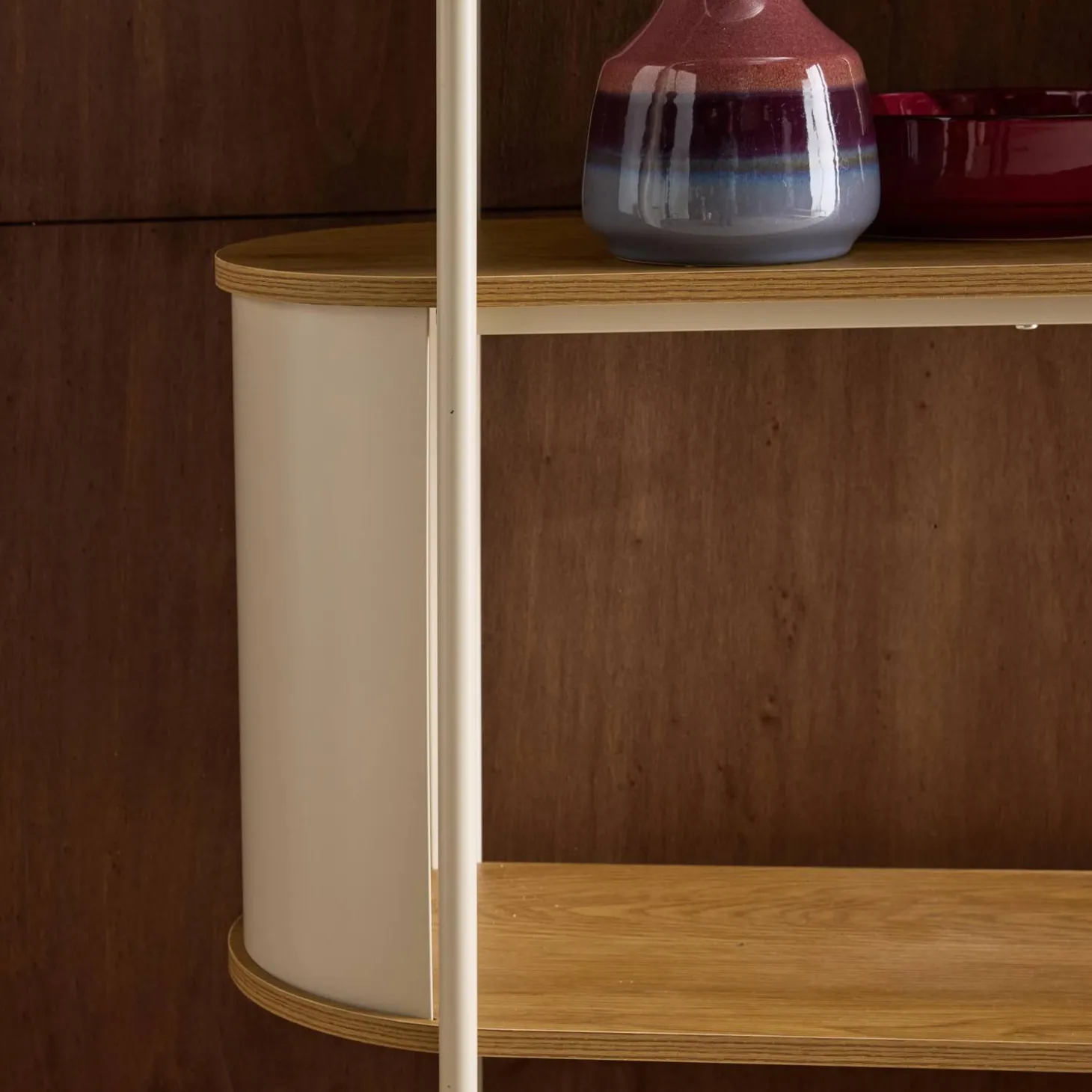 Open kast 5 niveaus gebogen metaal en houtdecor