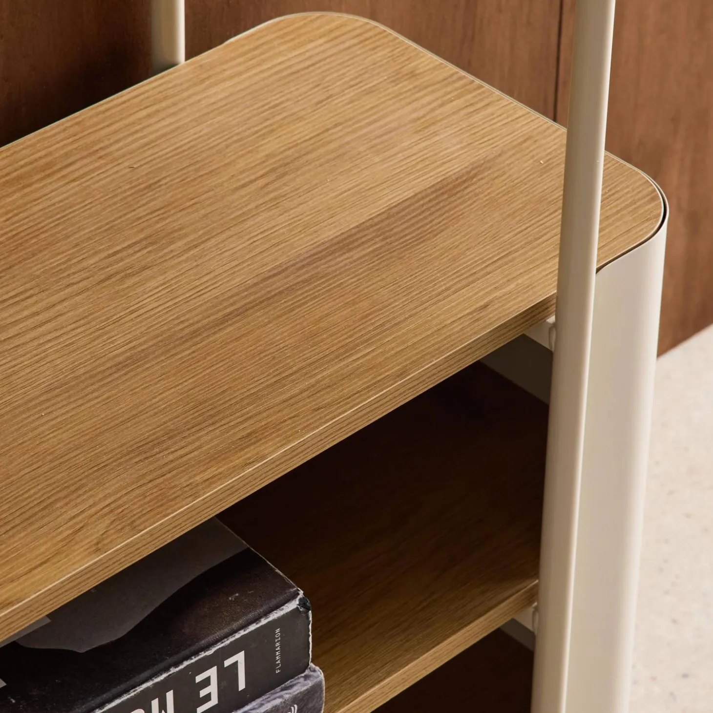 Open kast 6 niveaus gebogen metaal en houtdecor