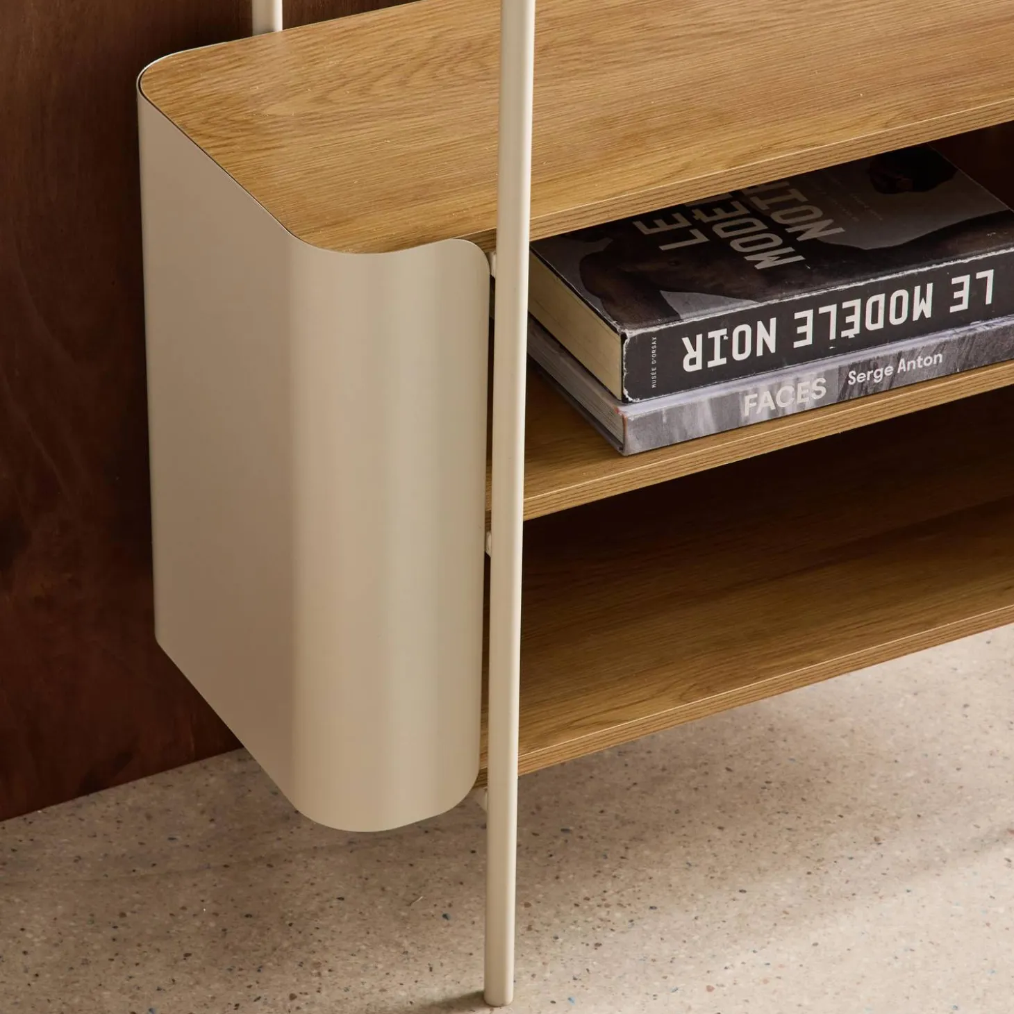 Open kast 6 niveaus gebogen metaal en houtdecor