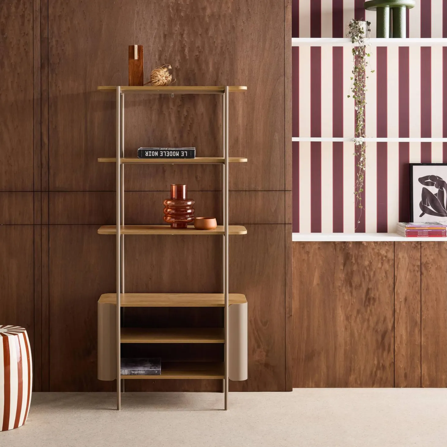 Open kast 6 niveaus gebogen metaal en houtdecor