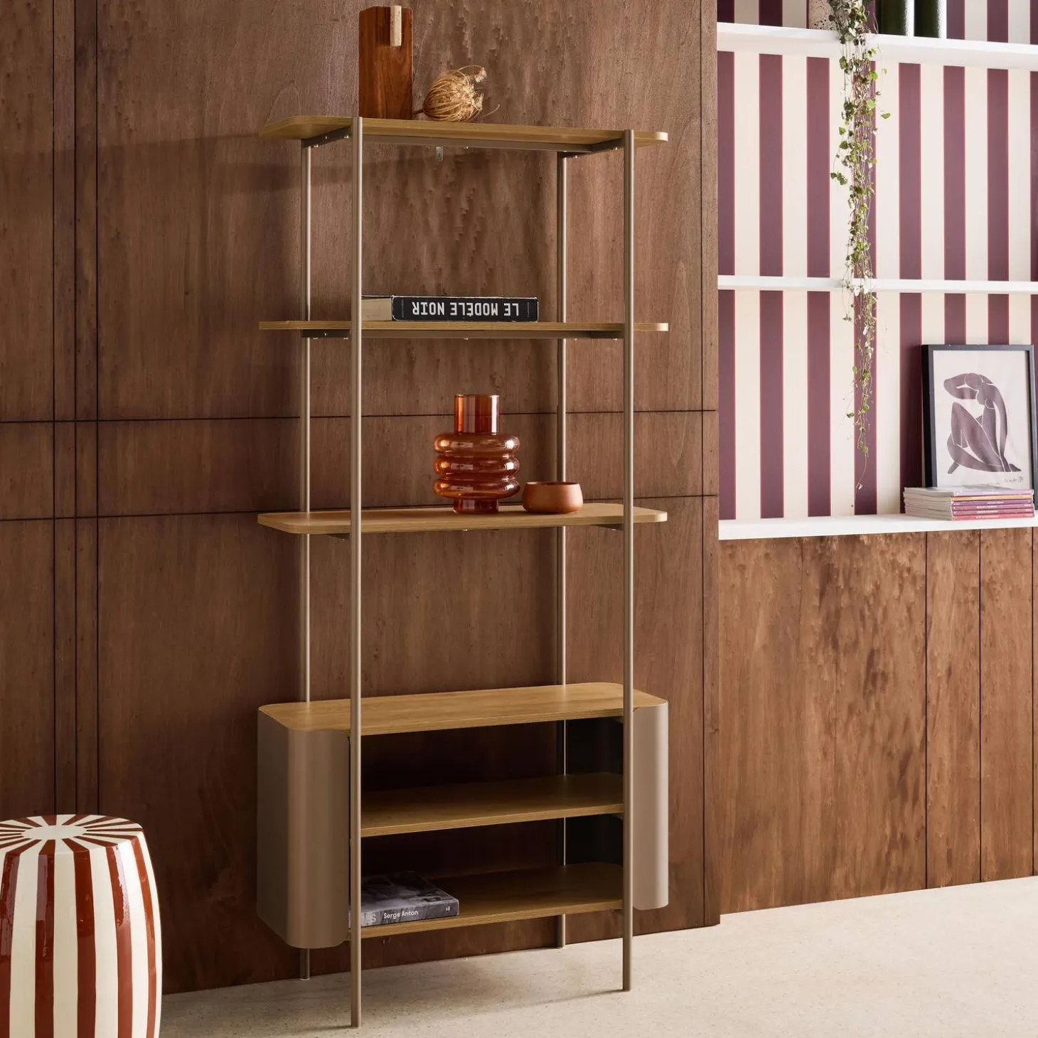 Open kast 6 niveaus gebogen metaal en houtdecor