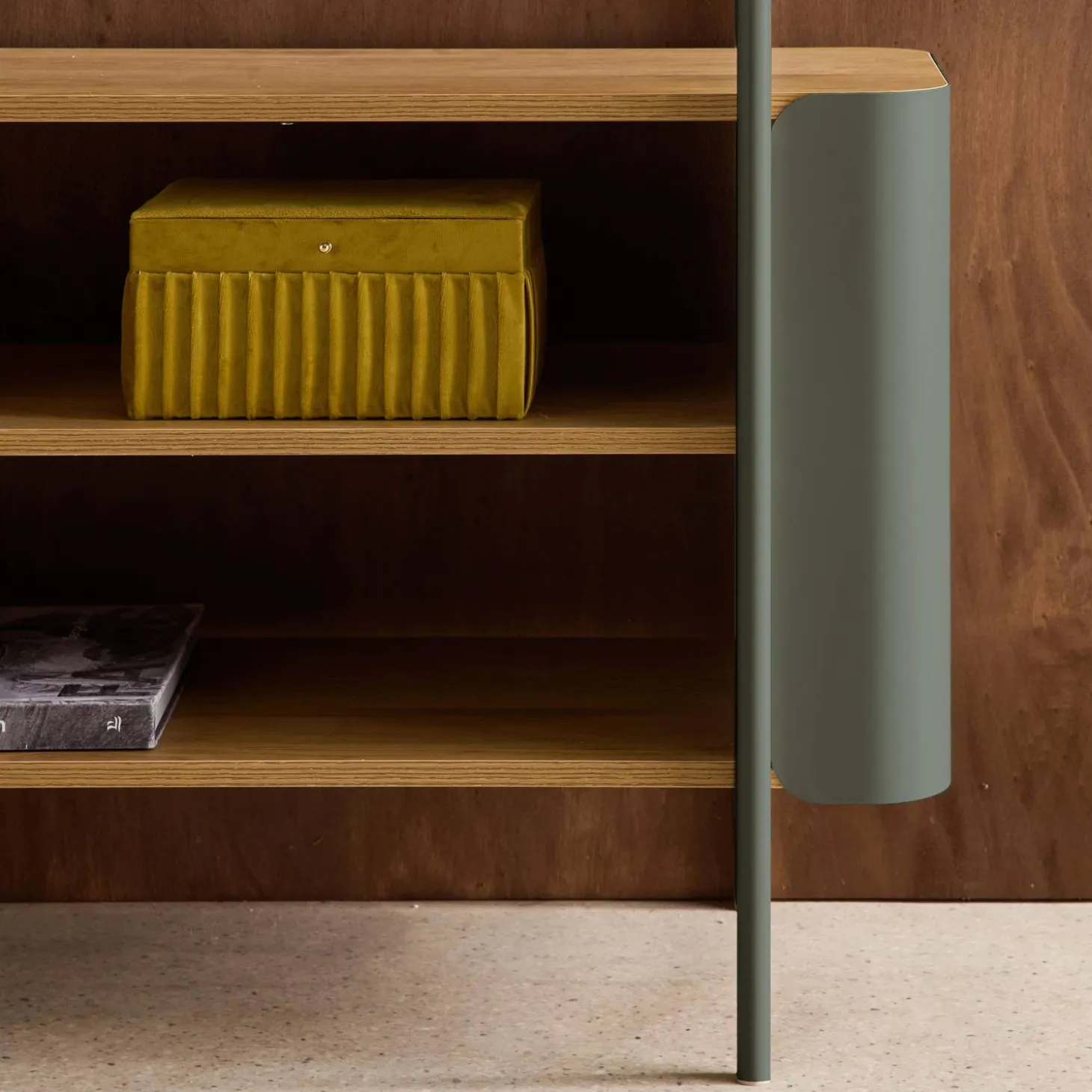 Open kast 6 niveaus gebogen metaal en houtdecor