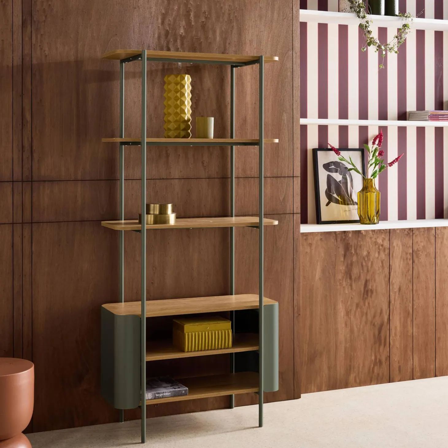 Open kast 6 niveaus gebogen metaal en houtdecor