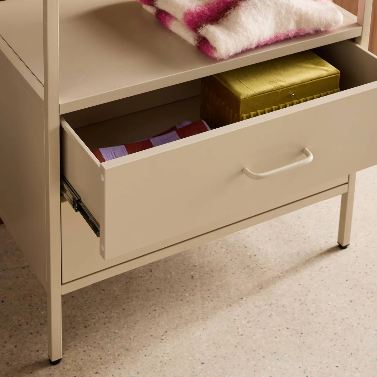 Open metalen kast met hangruimte open vak en 2 lades 70cm