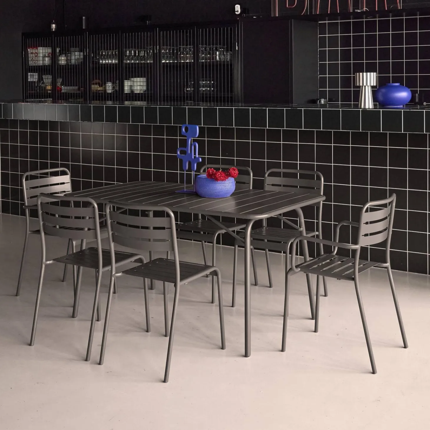 Opklapbare tuintafel met 6 stoelen waarvan 2 met armleuning metaal