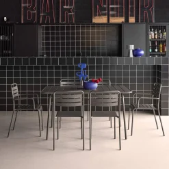 Opklapbare tuintafel met 6 stoelen waarvan 2 met armleuning metaal