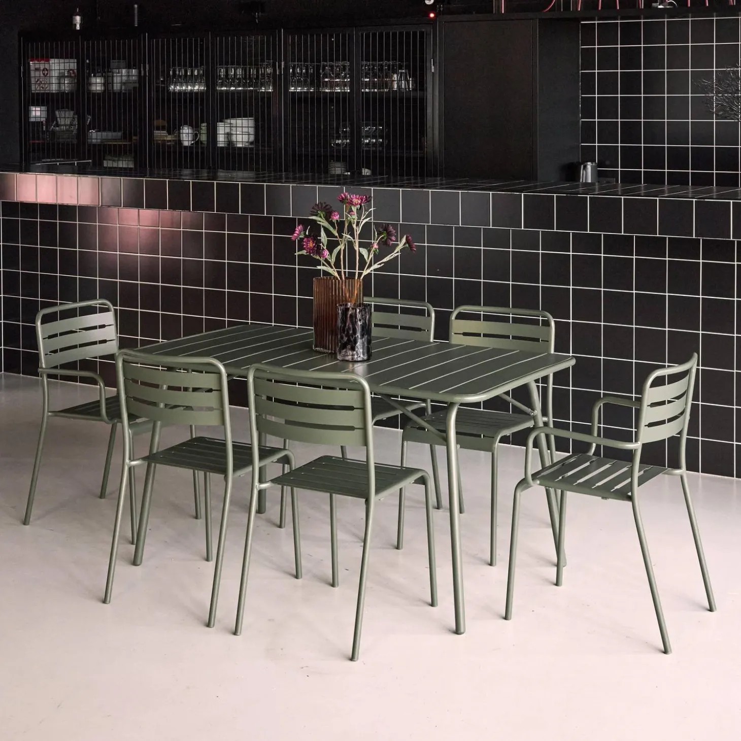 Opklapbare tuintafel met 6 stoelen waarvan 2 met armleuning metaal