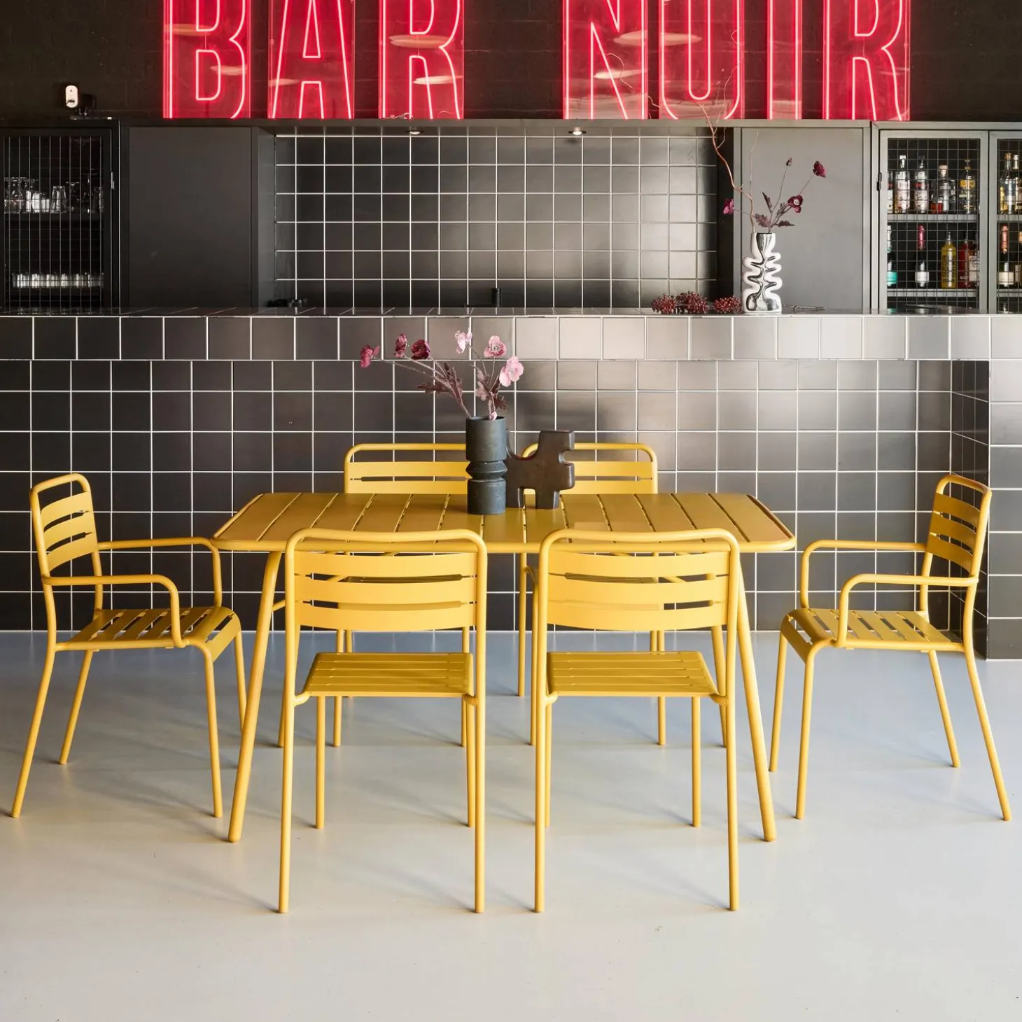 Opklapbare tuintafel met 6 stoelen waarvan 2 met armleuning metaal