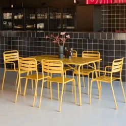Opklapbare tuintafel met 6 stoelen waarvan 2 met armleuning metaal