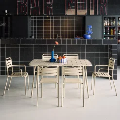 Opklapbare tuintafel met 6 stoelen waarvan 2 met armleuning metaal