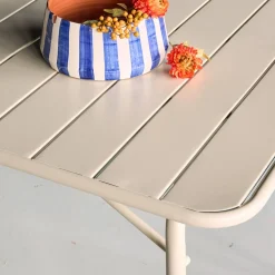 Opklapbare tuintafel met 6 stoelen waarvan 2 met armleuning metaal
