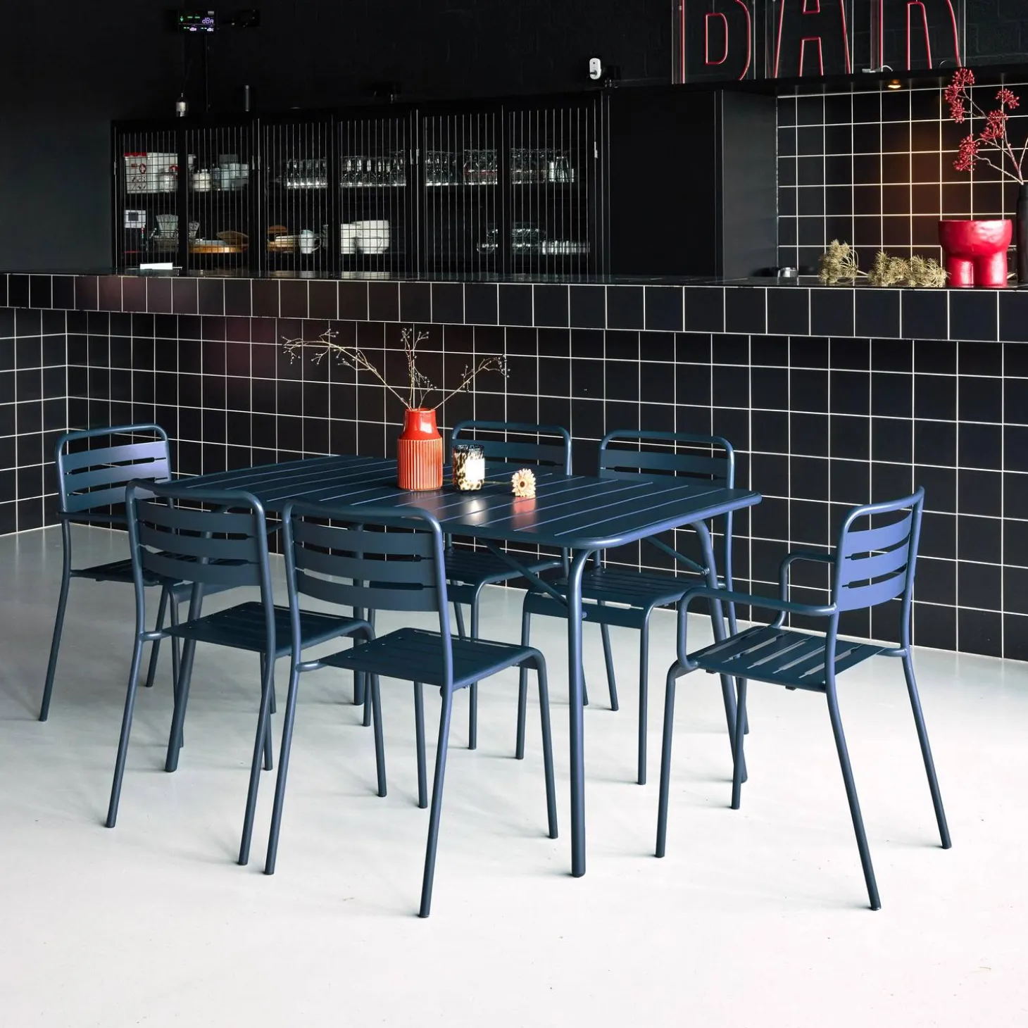 Opklapbare tuintafel met 6 stoelen waarvan 2 met armleuning metaal