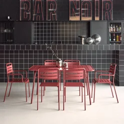 Opklapbare tuintafel met 6 stoelen waarvan 2 met armleuning metaal