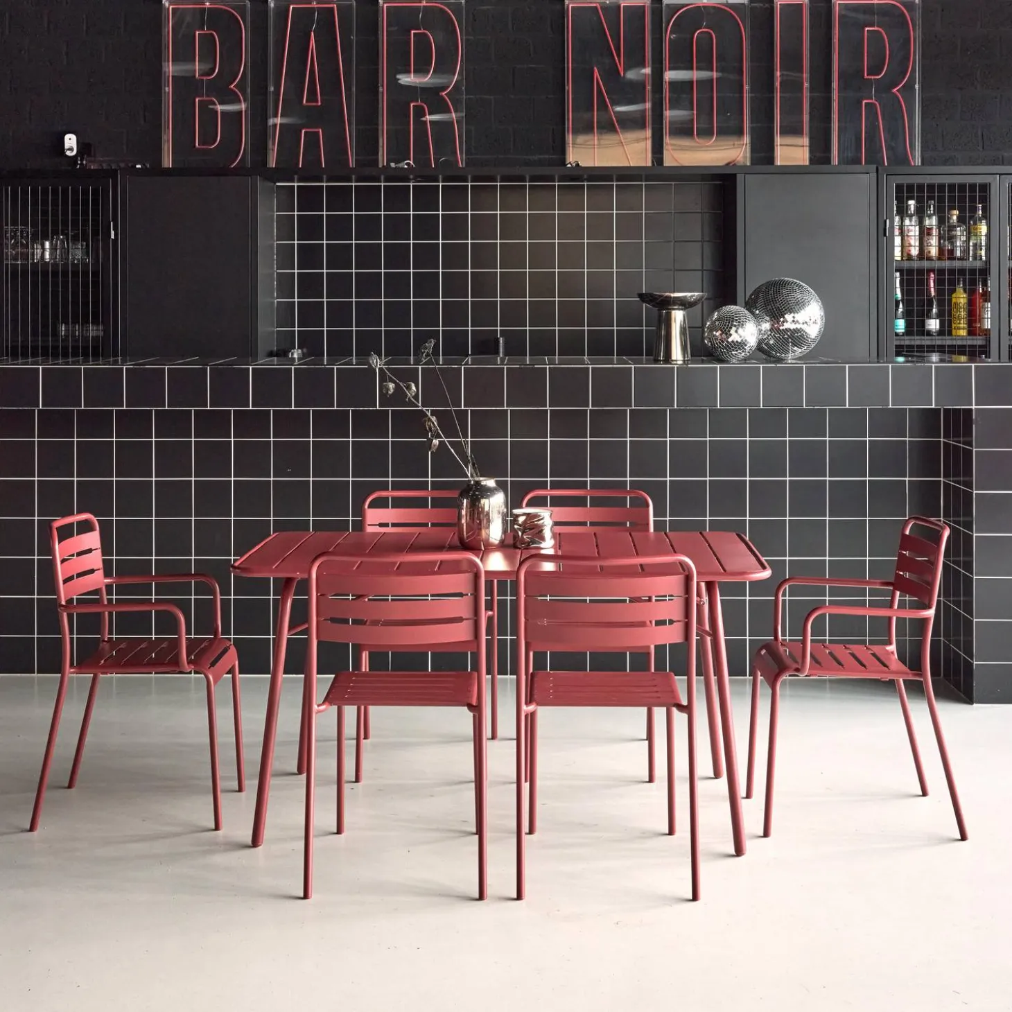 Opklapbare tuintafel met 6 stoelen waarvan 2 met armleuning metaal