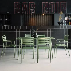 Opklapbare tuintafel met 6 stoelen waarvan 2 met armleuning metaal