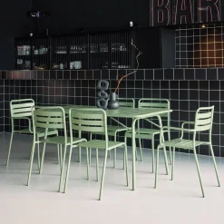 Opklapbare tuintafel met 6 stoelen waarvan 2 met armleuning metaal