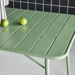 Opklapbare tuintafel met 6 stoelen waarvan 2 met armleuning metaal