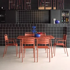 Opklapbare tuintafel met 6 stoelen waarvan 2 met armleuning metaal