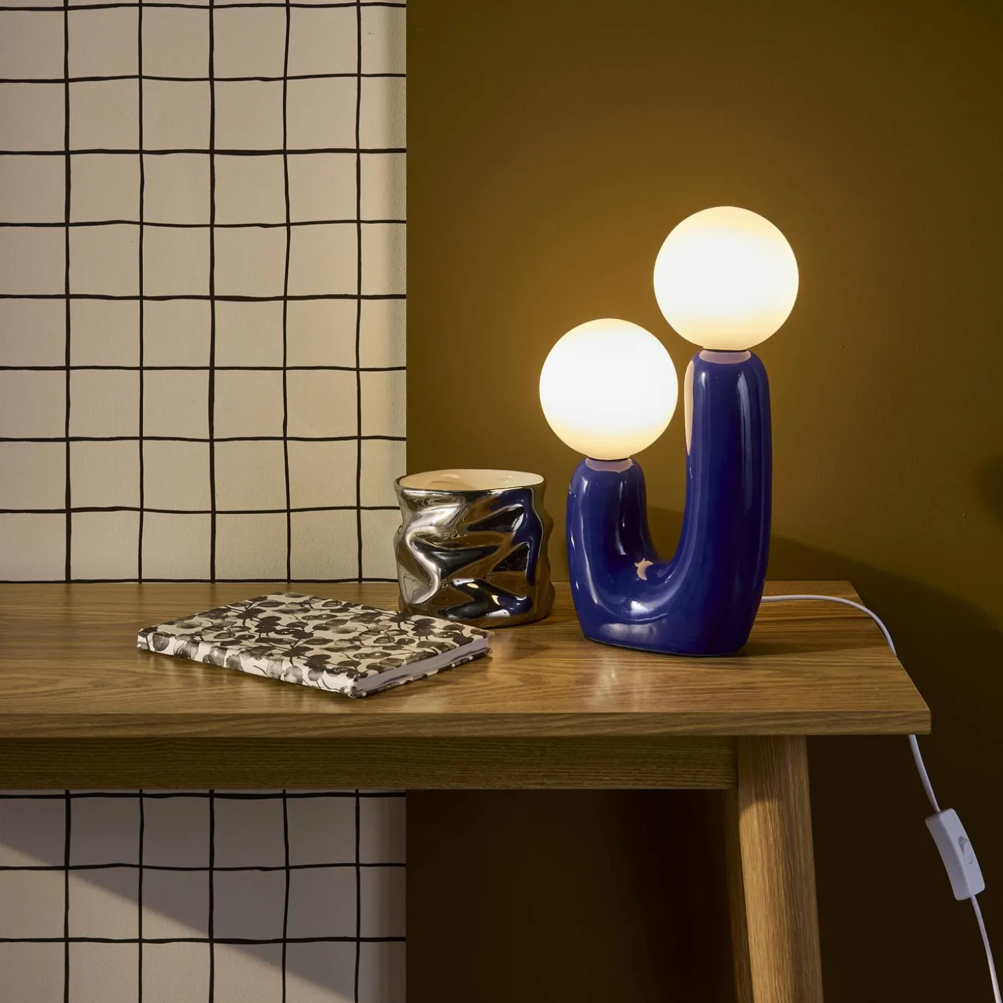 Organische tafellamp keramiek en wit glas H 31cm