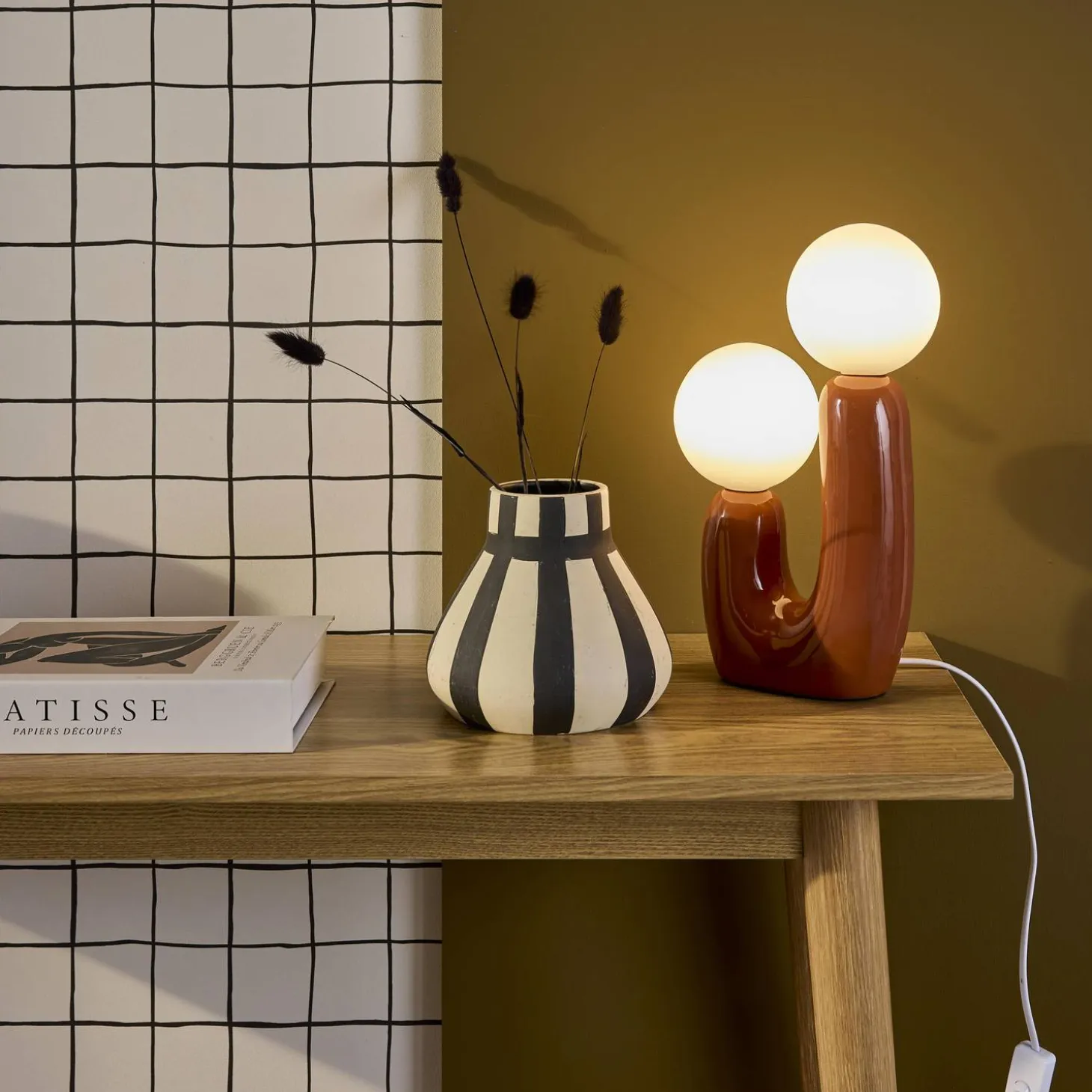 Organische tafellamp keramiek en wit glas H 31cm