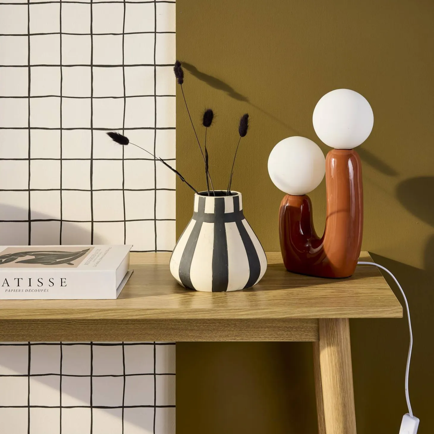 Organische tafellamp keramiek en wit glas H 31cm