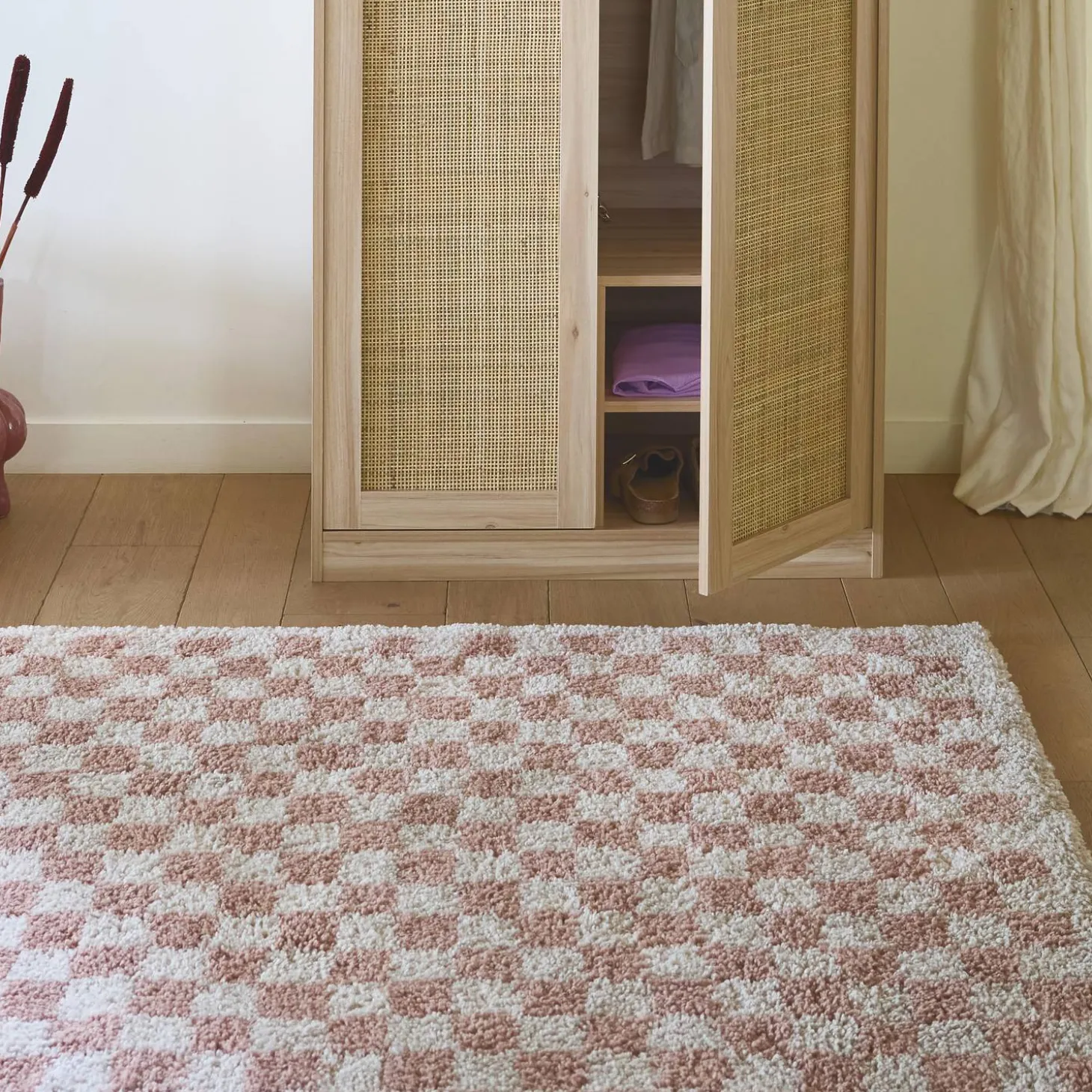 Oud roze en crèmekleurig geruit interieur tapijt